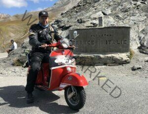 Just am Grenzstein France - Italia - Col Agnel / Colle dell'Agnello ( SG 2-3) ist der höchste Grenzpass der Alpen Giro 2018