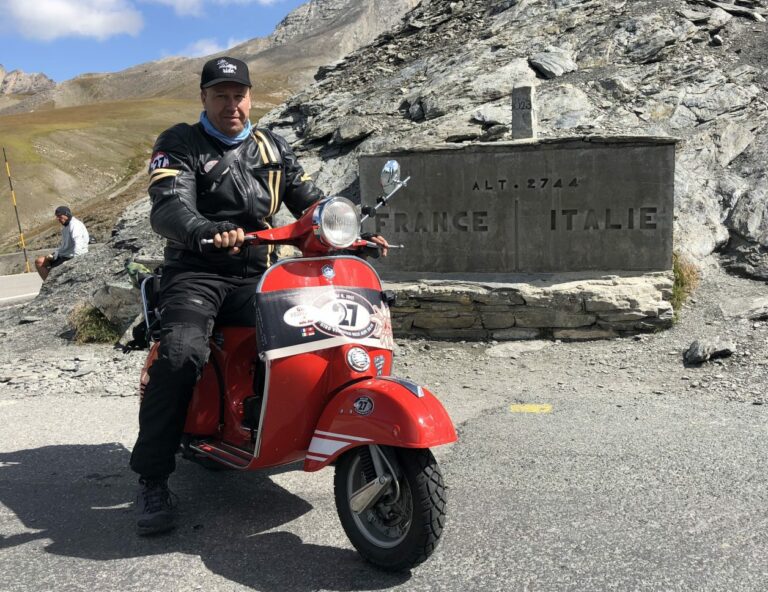 Just am Grenzstein France - Italia - Col Agnel / Colle dell'Agnello ( SG 2-3) ist der höchste Grenzpass der Alpen Giro 2018
