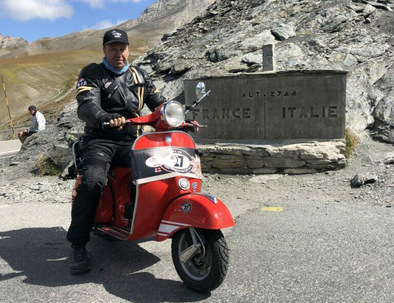 Just am Grenzstein France - Italia - Col Agnel / Colle dell'Agnello ( SG 2-3) ist der höchste Grenzpass der Alpen Giro 2018