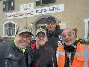 Vier Männer posieren lächelnd vor dem Berghotel Finzenhofe.