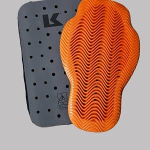 Zwei Protektoren, einer orange, wellenförmig, einer grau mit Löchern, liegen übereinander auf hellem Hintergrund.