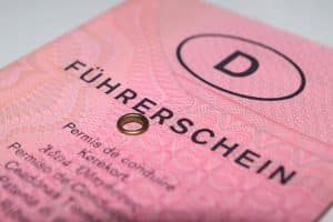 Nahaufnahme eines deutschen Führerscheins, rosa Farbe mit dem Text „Führerschein“ und einem großen „D“ in einem Kreis.