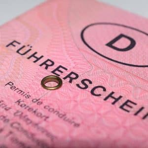 Nahaufnahme eines deutschen Führerscheins, rosa Farbe mit dem Text „Führerschein“ und einem großen „D“ in einem Kreis.