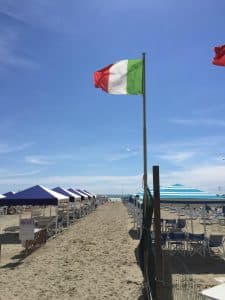 Italienische Fahne im Wind wehend am Strand