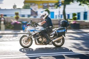 Polizist auf dem Motorrad fahrend