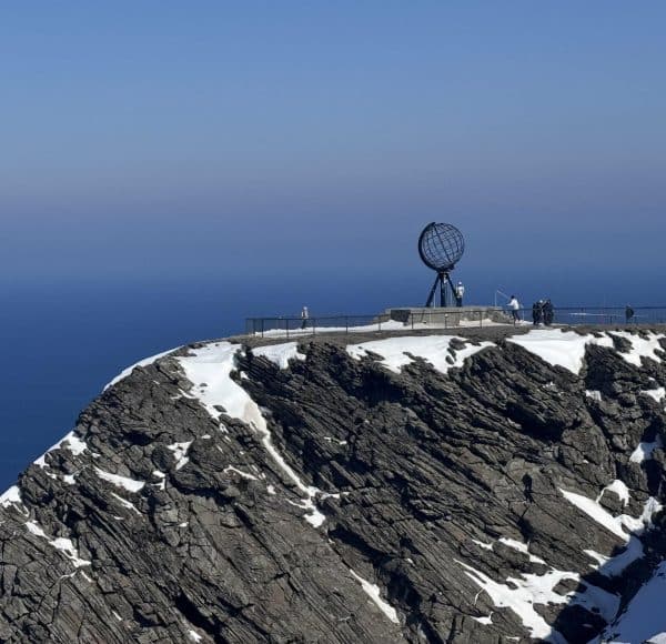 Nordkapp Globus aus der Vogelperspektive - Felsen im Vordergrund und im Hintergrund das Meer