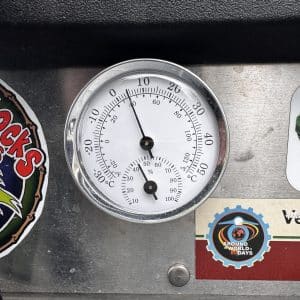 Rundes analoges Thermometer und Manometer mit zwei Zeigern, zeigt Temperatur und Druck an.