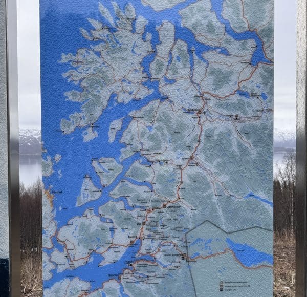 Landkarte mit vielen Gewässern, Inseln und markierten Straßen, wahrscheinlich eine Küstenregion.