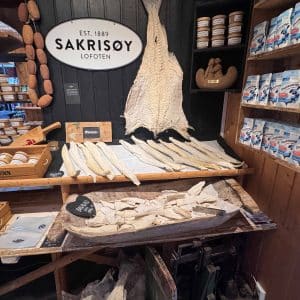 Getrockneter Fisch und Fischprodukte werden in einem Ladenregal ausgestellt, mit einer 