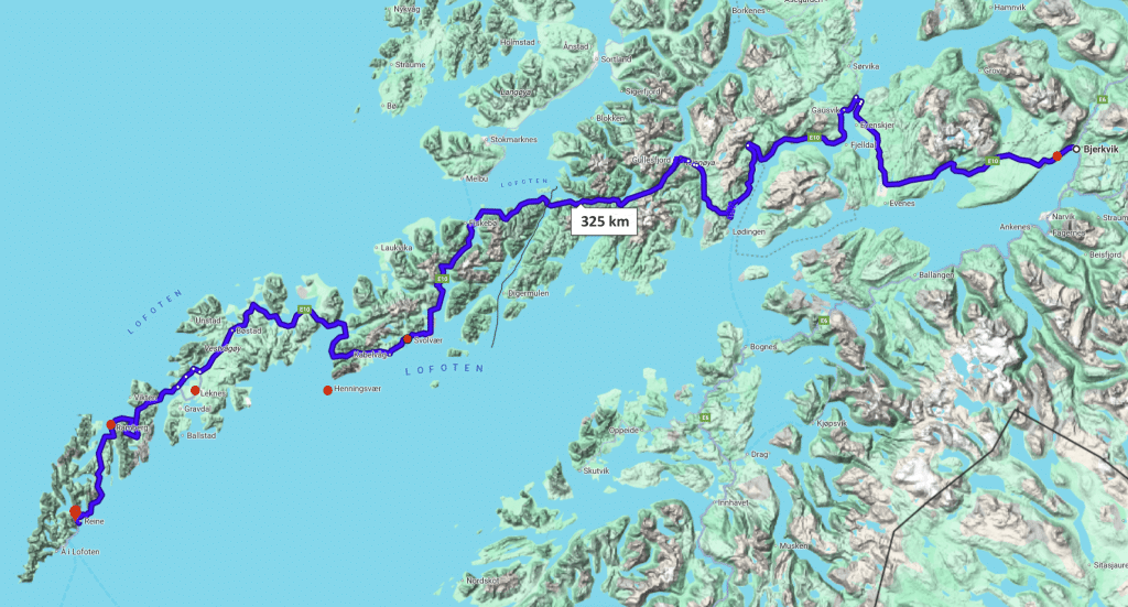 Karte mit einer markierten blauen Route von Å nach Svolvær, Länge 231 km, zeigt norwegische Küstenlinie.