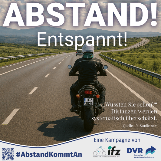 Motorradfahrer fährt entspannt auf Autobahn, Kampagne fordert sicheren Abstand, Slogan „Abstand! Entspannt!“, Hinweis auf Fehleinschätzung von Distanzen, Logos von ifz und DVR.