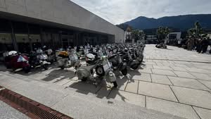 Aufreihung der Faro Bassos vor dem Start auf dem sonnigen Porsche-Platz in Zell am See.