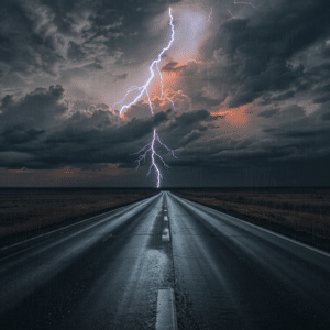 Eine leere Straße führt in einen dunklen Himmel, durch den ein Blitz zu Boden schlägt. Dramatische Wolken und leichtes Regenwetter sind sichtbar.