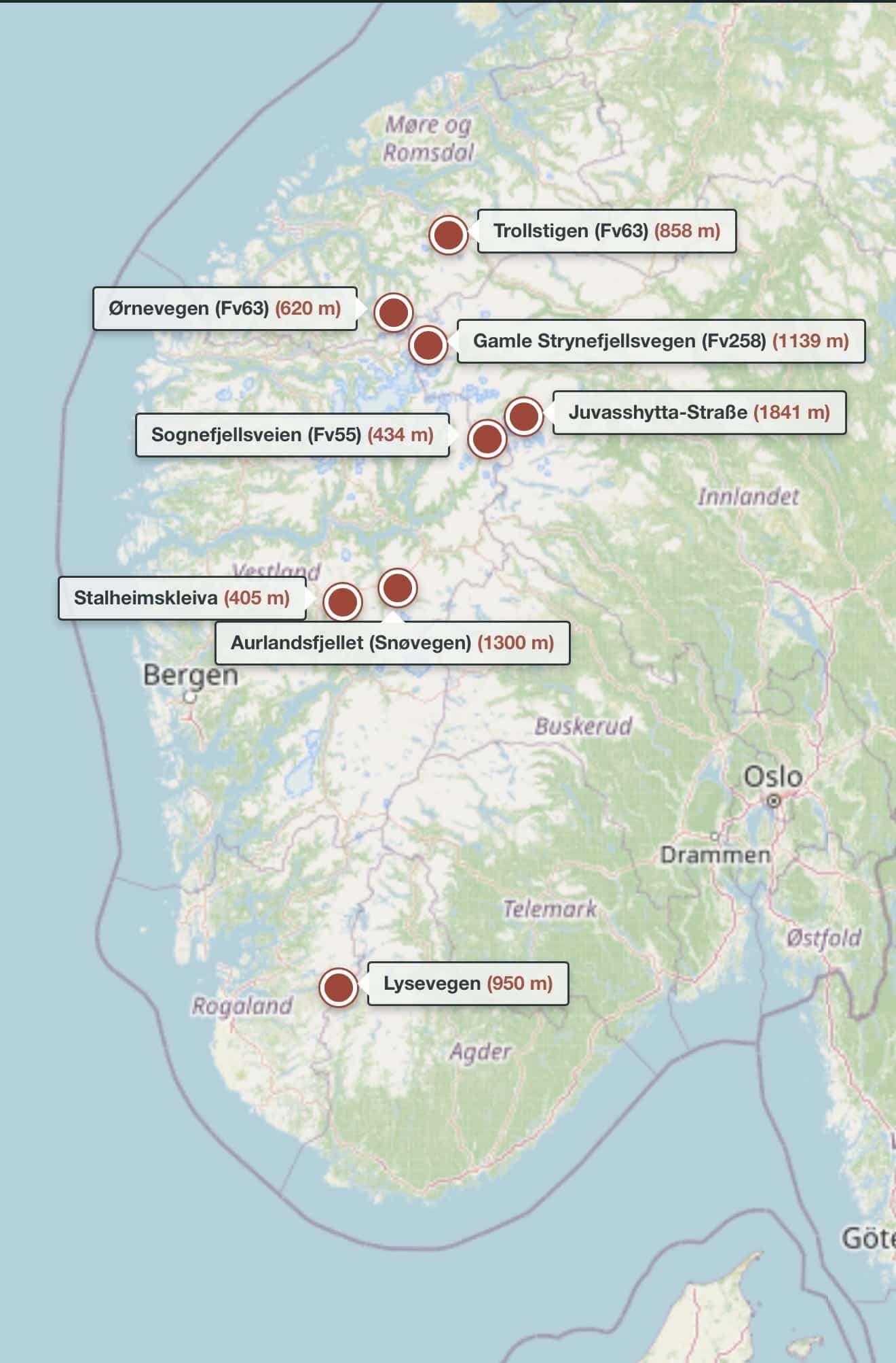 Karte von Norwegen mit markierten Gebirgspässen und ihren Höhenangaben in Metern, darunter Trollstigen, Lysevegen und Juvasshytta-Straße.